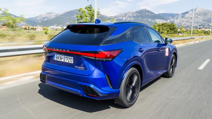 Το LexusRX 500h έχει τόσο βελούδινο πάτημα που δεν καταλαβαίνει τίποτα από λακκούβες και κακοτεχνίες, ισοπεδώνοντάς τες στο διάβα του.